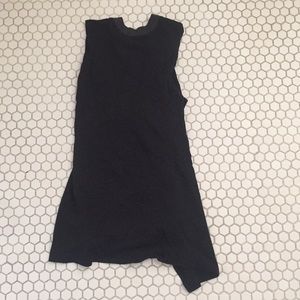 black apron back sleeveless shirt